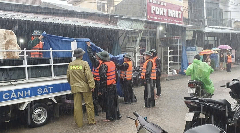 Lực lượng công an, quân đội ứng cứu, hỗ trợ người dân ứng phó với mưa lũ, ngập lụt. so tan 2.png