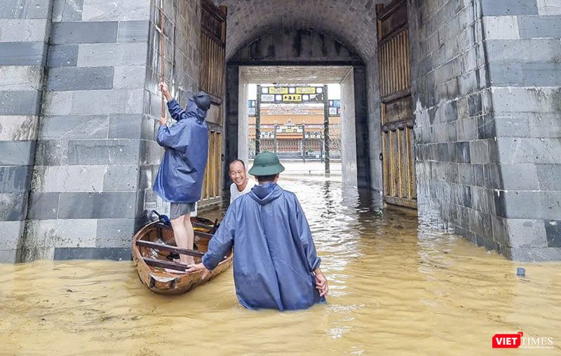 Mặc dù nước ngập trên diện địa bàn di tích nhưng Trung tâm đã chủ động phương án phòng chống, nên đến thời điểm hiện tại chưa có thiệt hại lớn xảy ra. Thống kê sơ bộ có khoảng 10 m tại đoạn kè hồ ở lăng Tự Đức bị sạt lở; hệ thống cột gỗ ở Trường lang Đại Cung Môn bị ngâm nước. vt_di tich 3.png