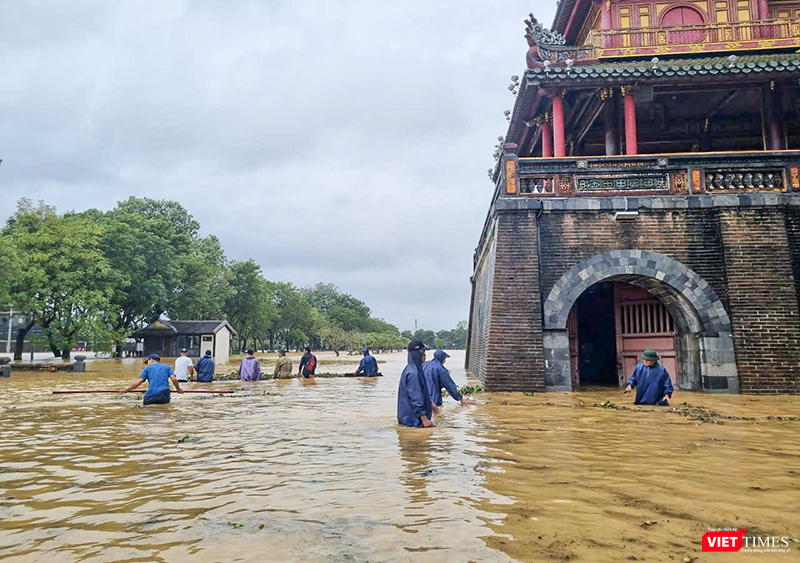 Lực lượng cán bộ Trung tâm Bảo tồn di tích Cố đô Huế nỗ lực khắc phục mưa lũ khi nước bắt đầu rút dần. vt_di tich 4.png