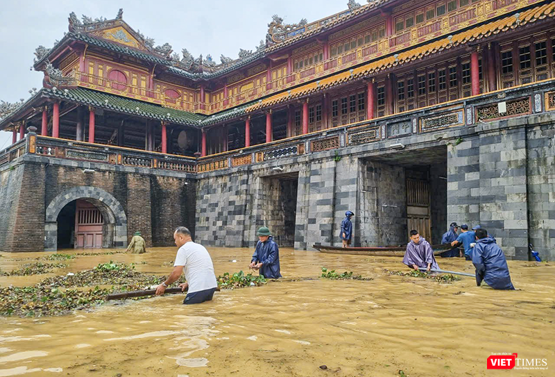 Ngay sau khi nhận thông tin về tình hình lũ xảy ra tại Huế, Trung tâm đã triển khai phương án phòng chống, tại các phòng ban đơn vị và các điểm di tích nơi phụ trách chăm sóc tại địa bàn. vt_di tich 5.png
