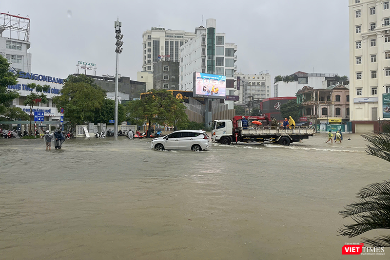 Khu vực ngã 6 nút giao thông Hùng Vương -Lê Quý Đôn-Hà Nội-Bến Nghé ngập nước vt_hue ngap 2.png