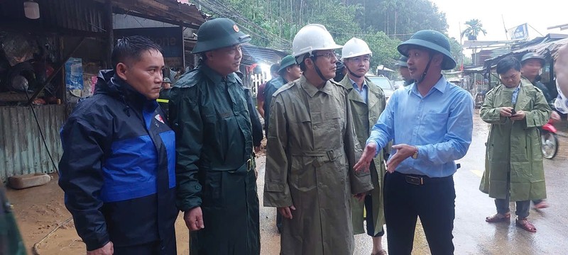 Lãnh đạo xã Trà Tân đi kiểm tra hiện trường và động viên nhân dân. Lãnh đạo xã Trà Tân đi kiểm tra hiện trường và động viên nhân dân.