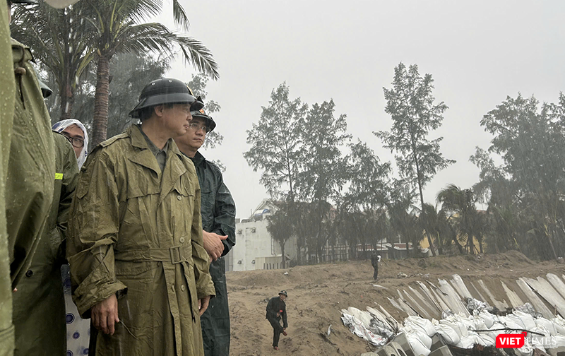 Ngày 29/10, Phó Thủ tướng Chính phủ Trần Hồng Hà đã đi thị sát tình trạng sạt lở tại bãi biển Của Đại, TP Đà Nẵng.