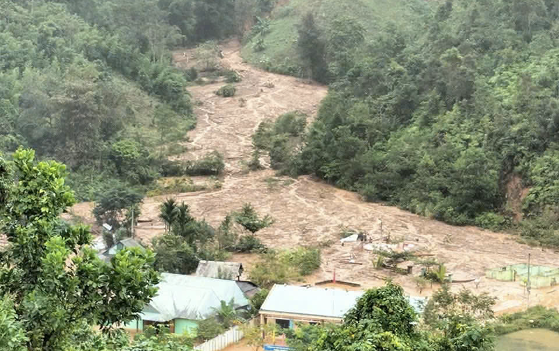 Đất đá kèm bùn phía thượng lưu theo nước đổ xuống vùi lấp nhà dân ở thôn Atếêp. sat lo 2.png