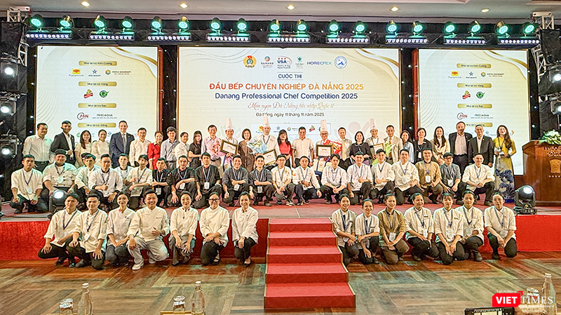 Các đội thi tham gia Cuộc thi Đầu bếp chuyên nghiệp Đà Nẵng 2025 chụp ảnh lưu niệm cùng ban giám khảo và ban tổ chức.