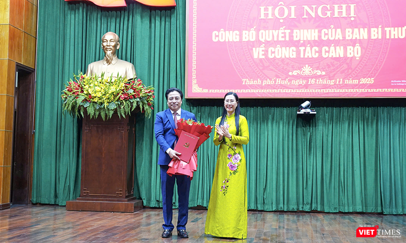 Bà Bùi Thị Quỳnh Vân, Phó trưởng Ban Tổ chức Trung ương trao Quyết định cho ông Nguyễn Khắc Toàn. Ảnh Dũng Văn