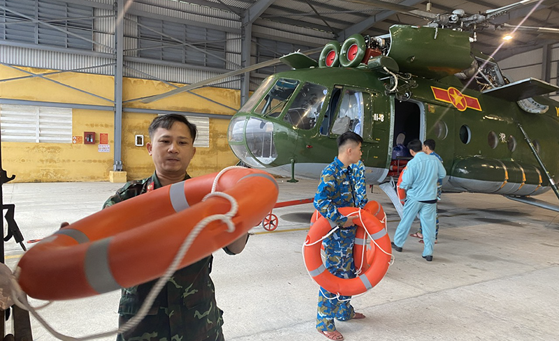 Sư đoàn Không quân 372 sẵn sàng lực lượng, phương tiện bay và triển khai phương án vận tải phao cứu sinh bằng trực thăng đến các vùng ngập sâu, chia cắt của Gia Lai và Đắk Lắk.