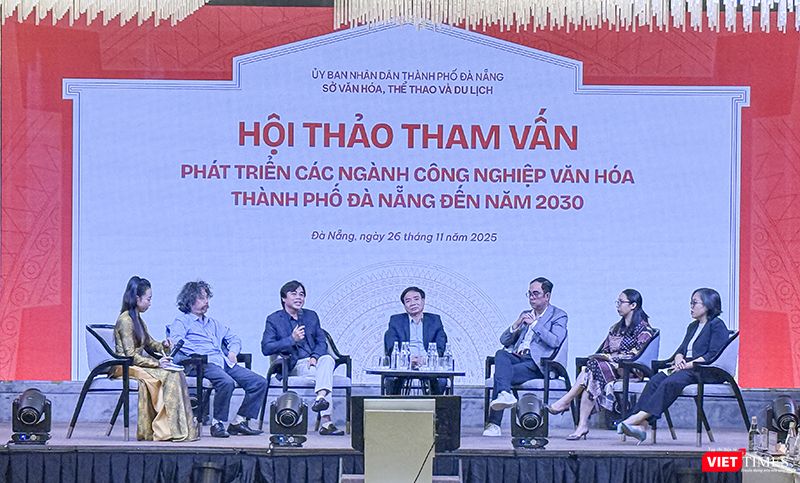 Các diễn giả thảo luận, hiến kế cho Đà Nẵng trong phát triển công nghiệp văn hoá.