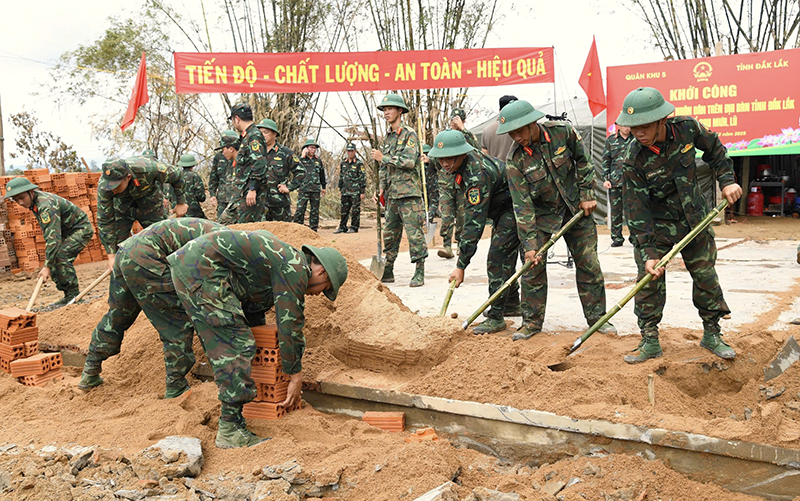 Sáng 1/12, Bộ Tư lệnh Quân khu 5 đã ra quân hỗ trợ xây dựng nhà ở cho các hộ dân bị thiệt hại do mưa lũ tại 3 tỉnh Gia Lai, Đắk Lắk và Khánh Hòa.