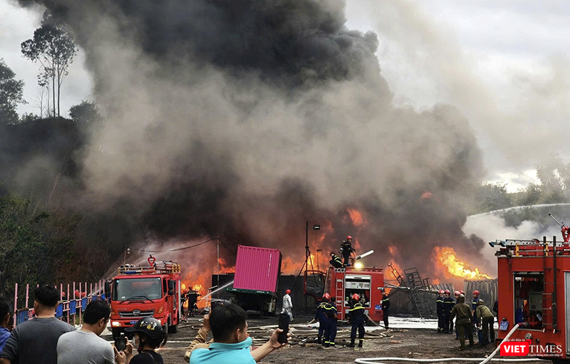 Lực lượng cảnh sát PCCC nỗ lực dập lửa.