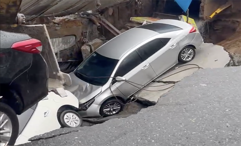 Hố tử thần bất ngờ xuất hiện bên hông công trình dự án Capital Square Đà Nẵng đã nuốt chửng 2 ô tô.