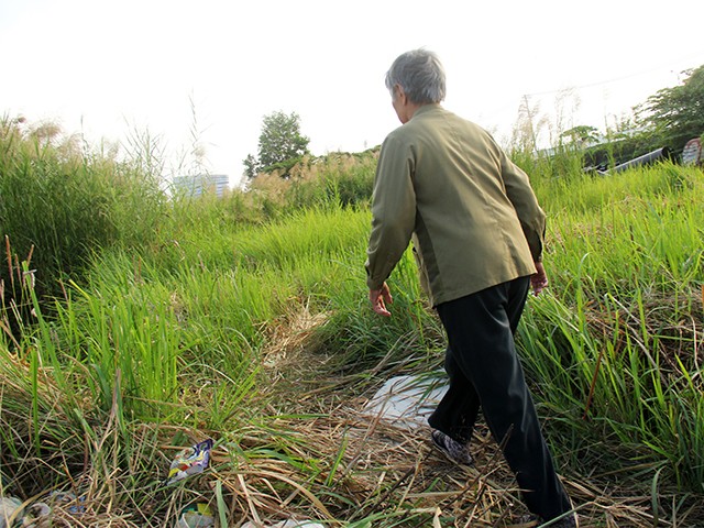 Mảnh đất đầy lau và cỏ dại um tùm, ngập rác này thuộc một phần thửa 55, tờ bản đồ số 20, bản đồ địa chính năm 2002, thuộc phường An Khánh, Q.2, vốn là nền căn nhà của bà Lê Thị Nga. Ảnh: GVT. Mảnh đất đầy lau và cỏ dại um tùm, ngập rác này thuộc một phần thửa 55, tờ bản đồ số 20, bản đồ địa chính năm 2002, thuộc phường An Khánh, Q.2, vốn là nền căn nhà của bà Lê Thị Nga. Ảnh: GVT.