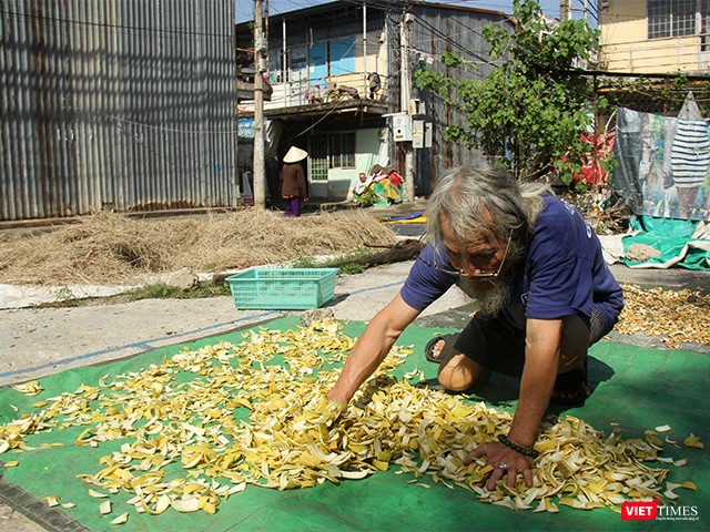 Gia đình ông Bùi Ngọc Cát hiện đang ở khu tạm cư từ năm 2012. Công việc của ông mỗi ngày là đi hái lá thuốc nam về phơi rồi đem bán để kiếm thêm thu nhập. Gia đình ông Bùi Ngọc Cát hiện đang ở khu tạm cư từ năm 2012. Công việc của ông mỗi ngày là đi hái lá thuốc nam về phơi rồi đem bán để kiếm thêm thu nhập.