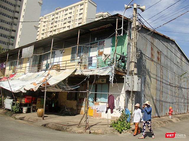 Những cư dân ở khu tạm cư này vẫn mỏi mòn chờ ngày hết cảnh đi ở tạm. Ảnh: GVT. Những cư dân ở khu tạm cư này vẫn mỏi mòn chờ ngày hết cảnh đi ở tạm. Ảnh: GVT.