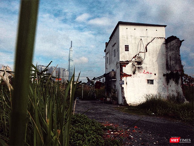 Căn nhà của chị Nguyễn Thị Hà (SN 1970) tại địa chỉ B12/1A, Lương Định Của, khu phố 1, phường Bình An, Q.2 là một trong số những căn nhà hiếm hoi còn sót lại ở khu vực này. Phía bên kia sông là tòa nhà cao nhất Việt Nam đến thời điểm này. Ảnh: Mai Kỳ.