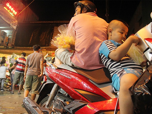 Hai bố con thực hiện nhiệm vụ lúc 2h sáng: Ngồi trông hoa. Hai bố con thực hiện nhiệm vụ lúc 2h sáng: Ngồi trông hoa.