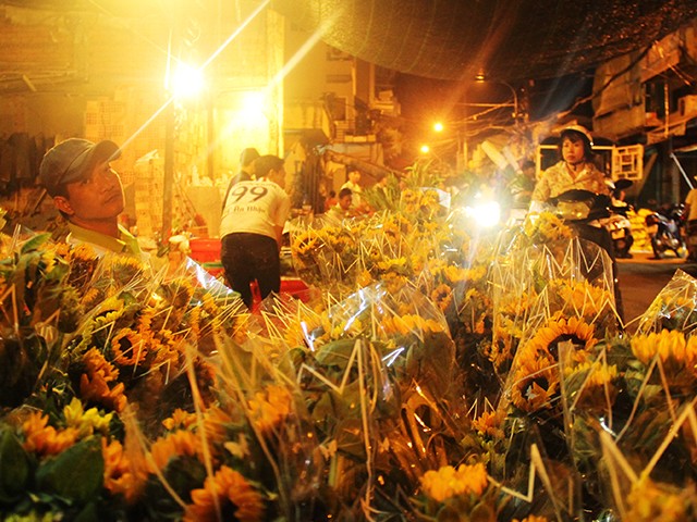 Hoa ngập tràn từ đầu lối dẫn vào chợ vào dịp Tết Kỷ Hợi. Hoa ngập tràn từ đầu lối dẫn vào chợ vào dịp Tết Kỷ Hợi.