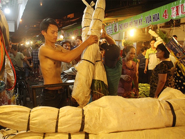 Lay ơn, được bó thành từng bó lớn, phân phối tận chân từng sạp hàng. Lay ơn, được bó thành từng bó lớn, phân phối tận chân từng sạp hàng.