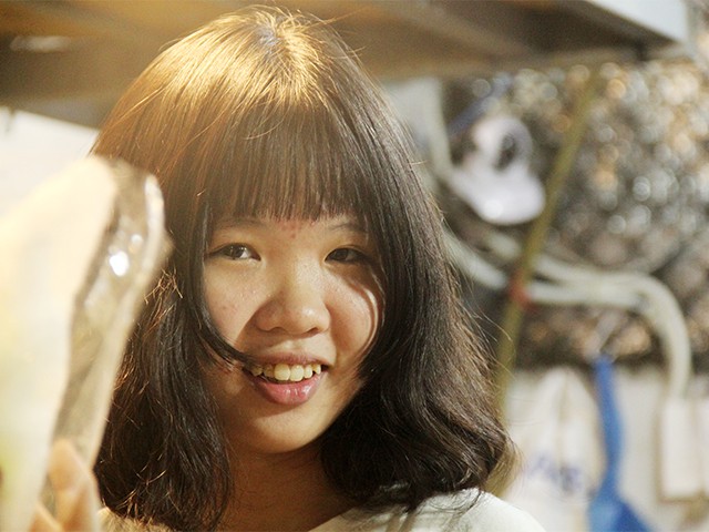 Nét e ấp của một cô chủ hàng hoa ở chợ hoa Hồ Thị Kỷ lúc nửa đêm khi có khách ghé qua. Nét e ấp của một cô chủ hàng hoa ở chợ hoa Hồ Thị Kỷ lúc nửa đêm khi có khách ghé qua.