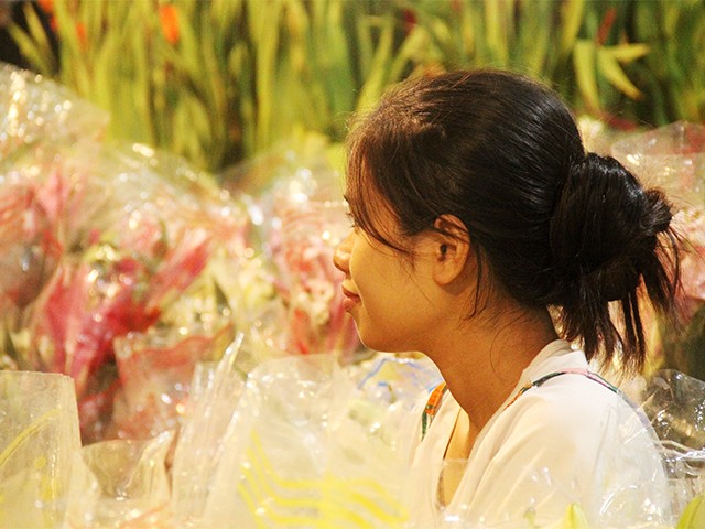 Một trong nhiều lần cô chủ hàng nhoẻn cười hiền lành chào khách hỏi giá dù lúc này đã quá nửa đêm. Một trong nhiều lần cô chủ hàng nhoẻn cười hiền lành chào khách hỏi giá dù lúc này đã quá nửa đêm.