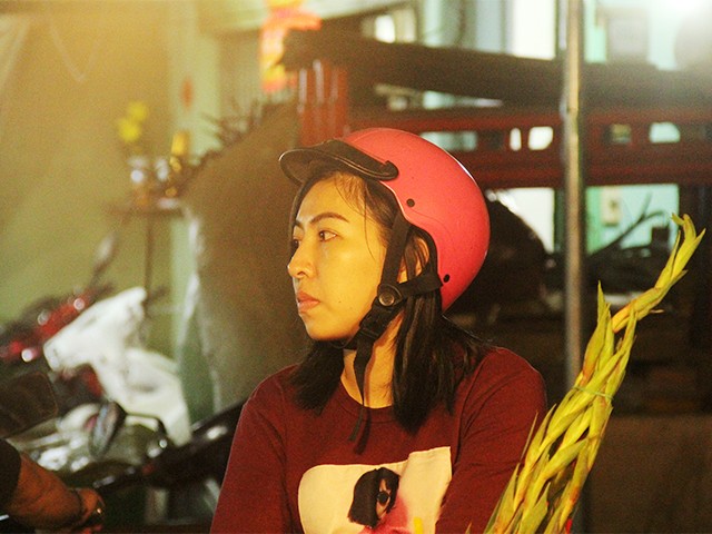 Dù ở xa hay gần, thì người Sài thành vẫn lựa chọn cách tìm đến chợ hoa Hồ Thị Kỷ để tự chọn cho mình món quà ưa thích nhất. Dù ở xa hay gần, thì người Sài thành vẫn lựa chọn cách tìm đến chợ hoa Hồ Thị Kỷ để tự chọn cho mình món quà ưa thích nhất.