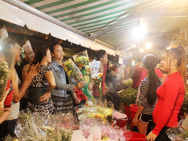 Đi kèm mỗi bó hoa luôn là một nụ cười của cô chủ sạp, dù khách tới chỉ ngắm rồi đi. Đi kèm mỗi bó hoa luôn là một nụ cười của cô chủ sạp, dù khách tới chỉ ngắm rồi đi.