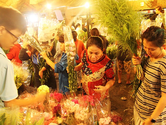 Chợ hoa Hồ Thị Kỷ có trăm người bán, vạn người mua dù đã vào lúc nửa đêm. Chợ hoa Hồ Thị Kỷ có trăm người bán, vạn người mua dù đã vào lúc nửa đêm.