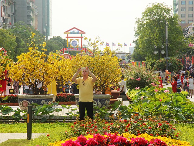 Những du khách nước ngoài tỏ ra rất hứng thú khám phá cách người Việt Nam chào đón năm mới Kỷ Hợi theo văn hóa phương Đông.