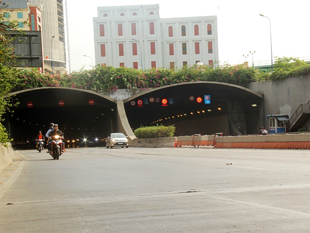 Hầm Thủ Thiêm, đoạn đầu Q.1 thưa thớt xe cộ qua lại.