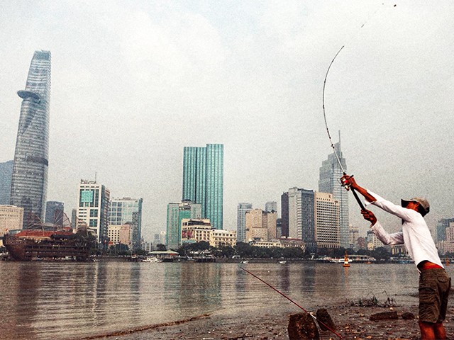 Hai bên bờ sông Sài Gòn là những số phận người khác nhau. Ảnh: Mai Kỳ.