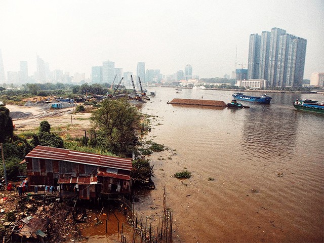 Hai bờ sông Sài Sòn, Q.2 và Q.1, năm 2015. Ảnh: Mai Kỳ.