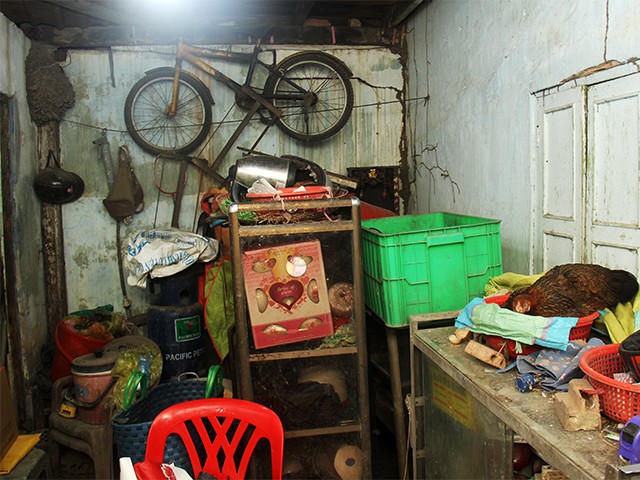 Một góc căn nhà đã xập xệ của ông Đặng Quốc Dũng, đêm mùng Một tết Kỷ Hợi. Ảnh: GVT.