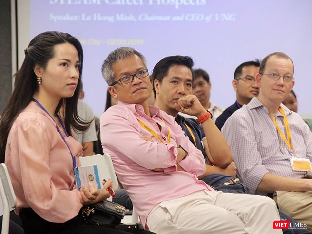 "Làm start-up không hào nhoáng lung linh như nhiều bạn trẻ bây giờ nghĩ, mà sẽ có vô vàn những thời điểm khó khăn". "Làm start-up không hào nhoáng lung linh như nhiều bạn trẻ bây giờ nghĩ, mà sẽ có vô vàn những thời điểm khó khăn".