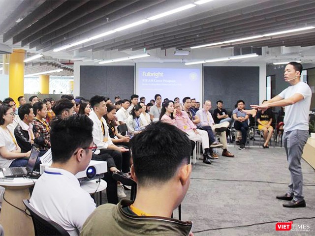 "Hành trình của tôi với VNG khởi đầu một cách tình cờ", Lê Hồng Minh chia sẻ với các bạn trẻ tại Đại học Fulbright Việt Nam ở TP.HCM ngày 2/3/2019. "Hành trình của tôi với VNG khởi đầu một cách tình cờ", Lê Hồng Minh chia sẻ với các bạn trẻ tại Đại học Fulbright Việt Nam ở TP.HCM ngày 2/3/2019.