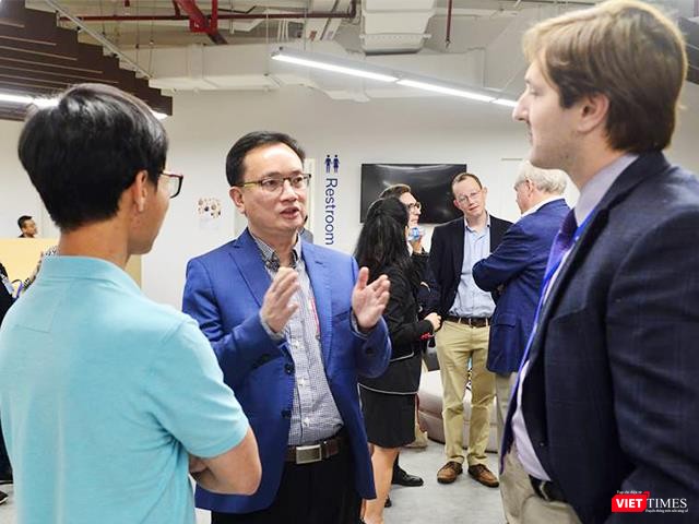 Christopher Nguyễn trao đổi về AI cùng Tiến sỹ Lê Viết Quốc và các đồng nghiệp tại TP.HCM. Christopher Nguyễn trao đổi về AI cùng Tiến sỹ Lê Viết Quốc và các đồng nghiệp tại TP.HCM.