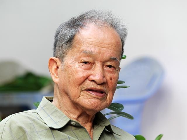 “Ngày trước cán bộ phải lặn sâu vào dân, xin cơm dân ăn, xa dân là đói, bám dân mà sống, nhờ một tay người dân che chở", Đại tá Tư Cang kể lại. Ảnh: GVT. “Ngày trước cán bộ phải lặn sâu vào dân, xin cơm dân ăn, xa dân là đói, bám dân mà sống, nhờ một tay người dân che chở", Đại tá Tư Cang kể lại. Ảnh: GVT.