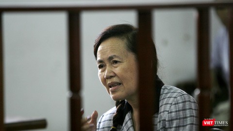 Bà Trần Ngọc Sương tại phiên tòa phúc thẩm xét xử vụ án "Lập quỹ trái phép" ở NTSH, do Tòa án Nhân dân TP. Cần Thơ xét xử ngày 19/11/2009. Ảnh: GVT.