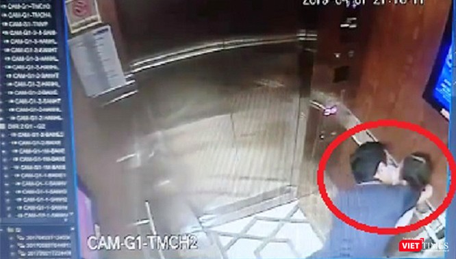 Ảnh cắt từ clip do camera thang máy chung cư ghi lại cảnh dâm ô với trẻ em của bị can Nguyễn Hữu Linh. Ảnh cắt từ clip do camera thang máy chung cư ghi lại cảnh dâm ô với trẻ em của bị can Nguyễn Hữu Linh.