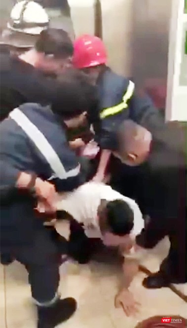 21 khách mắc kẹt trong thang máy lúc rạng sáng nay (5/6/2019) tại cao ốc số 33 đường Lê Duẩn (Q.1, TP.HCM) đã được lực lượng cứu hộ giải cứu an toàn.