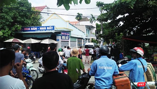 Người dân đang theo dõi hiện trường vụ vây bắt. Người dân đang theo dõi hiện trường vụ vây bắt.