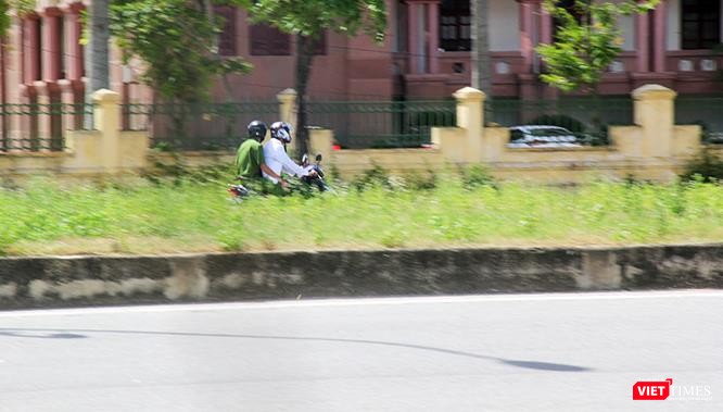 Ô tô ngược chiều được thì xe máy ta cũng không chịu thua! Ô tô ngược chiều được thì xe máy ta cũng không chịu thua!