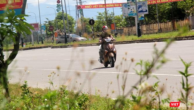 Xe máy đi một luật, còn ô tô có luật kiểu khác ở nơi đây? Xe máy đi một luật, còn ô tô có luật kiểu khác ở nơi đây?