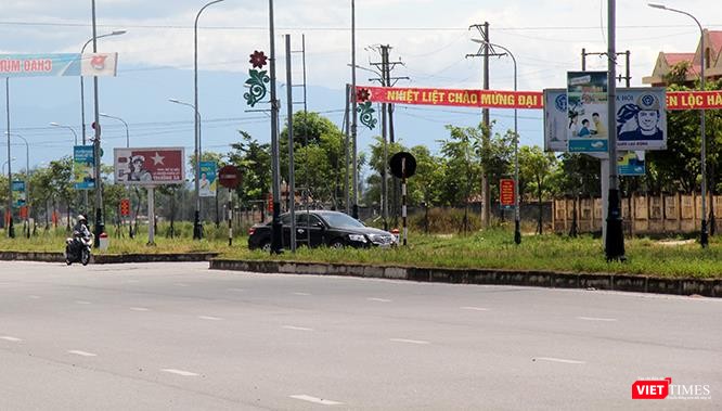 Liên tục nối đuôi nhau để tiết kiệm một đoạn đường, bất chấp nguy hiểm cho các phương tiện lưu thông đúng làn ngược lại. Liên tục nối đuôi nhau để tiết kiệm một đoạn đường, bất chấp nguy hiểm cho các phương tiện lưu thông đúng làn ngược lại.
