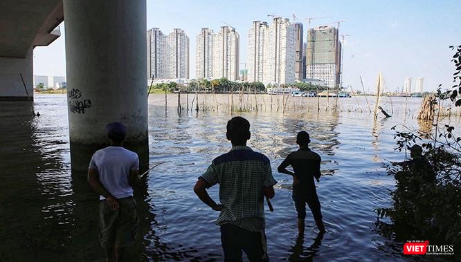 Chỉ cách nhau một con sông Sài Gòn là những hoàn cảnh sống đối lập. Ảnh: Mai Kỳ.