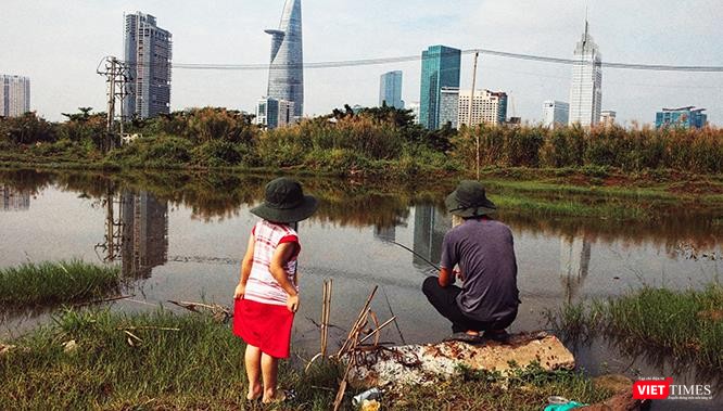 Hai bên bờ sông Sài Gòn là hai khung cảnh sống khác nhau đã kéo dài hàng chục năm nay. Ảnh: Mai Kỳ.