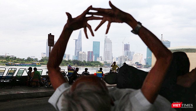 Những người dân Thủ Thiêm. Ảnh: Mai Kỳ.