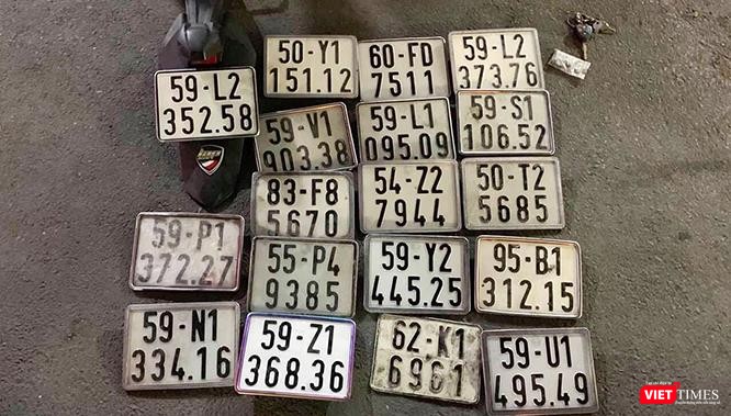 Hàng loạt biển kiểm soát xe gắn máy bị thu giữ. Hàng loạt biển kiểm soát xe gắn máy bị thu giữ.