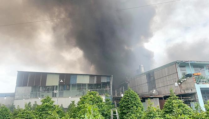 Cột khói bốc cao hang chục m ở Thủ Đức sang nay (5.9.2019).