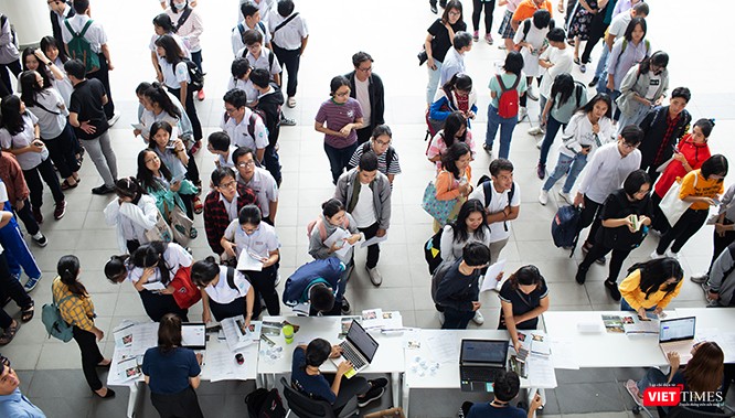 Học sinh lớp 12 tại TP.HCM xếp hàng tham dự sự kiện tư vấn tuyển sinh của Đại học Fulbright Việt Nam.