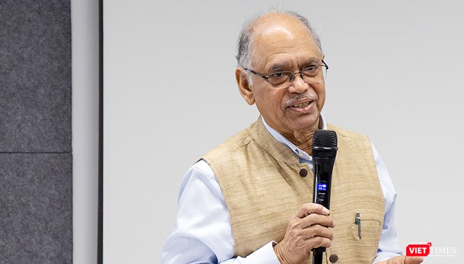 Giáo sư Nayan Chanda nói chuyện tại TP.HCM, tháng 10/2019.